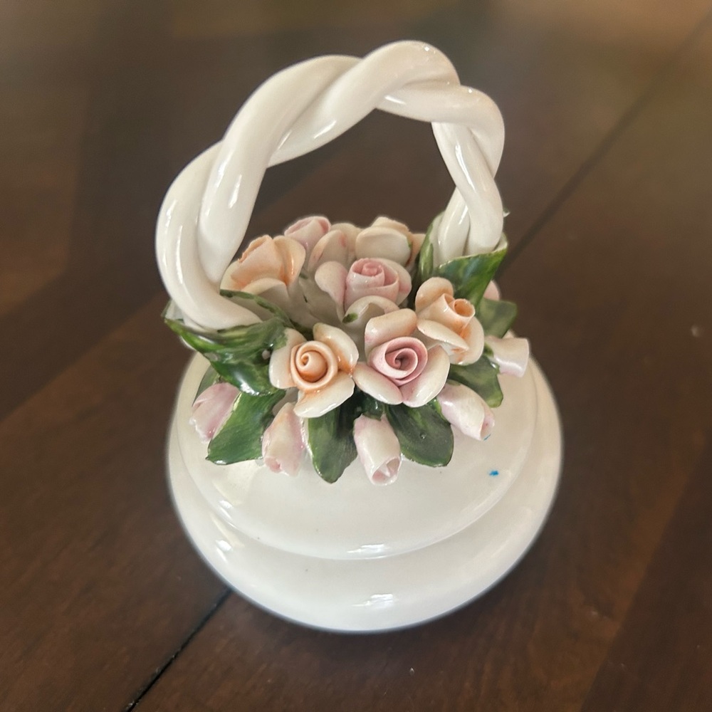 🟢Vintage Capodimonte flower basket🟢